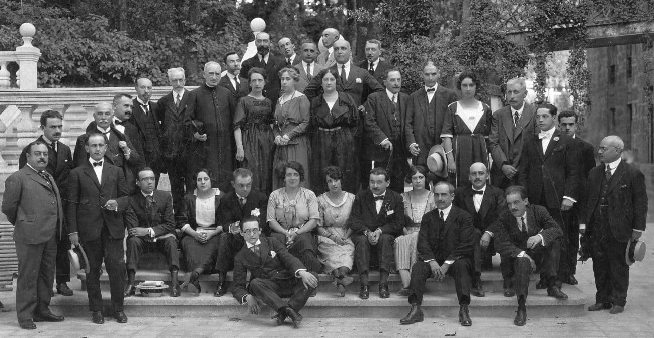 Los académicos de la RAG en Mondariz, en un descanso de las sesiones de nombramiento de Cabanillas y Rey Soto. EPL, primero por la izquierda; Castelao, sentado en el primer escalón. (1920)