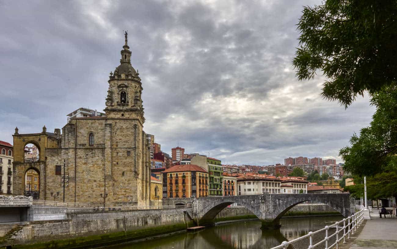 Iglesia y puente de San Antón Bilbao