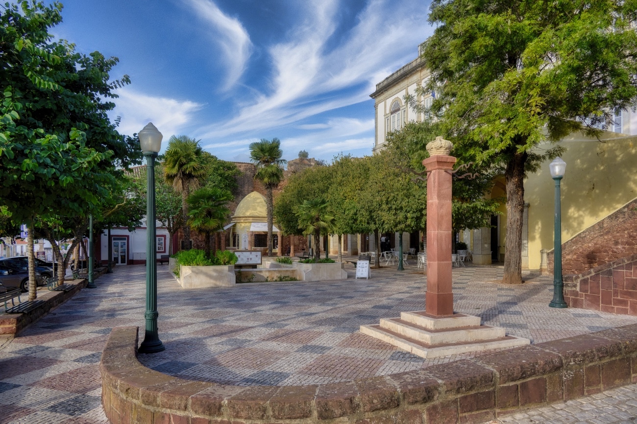 Plaza del municipio y pelouro: Corazón cívico de Silves